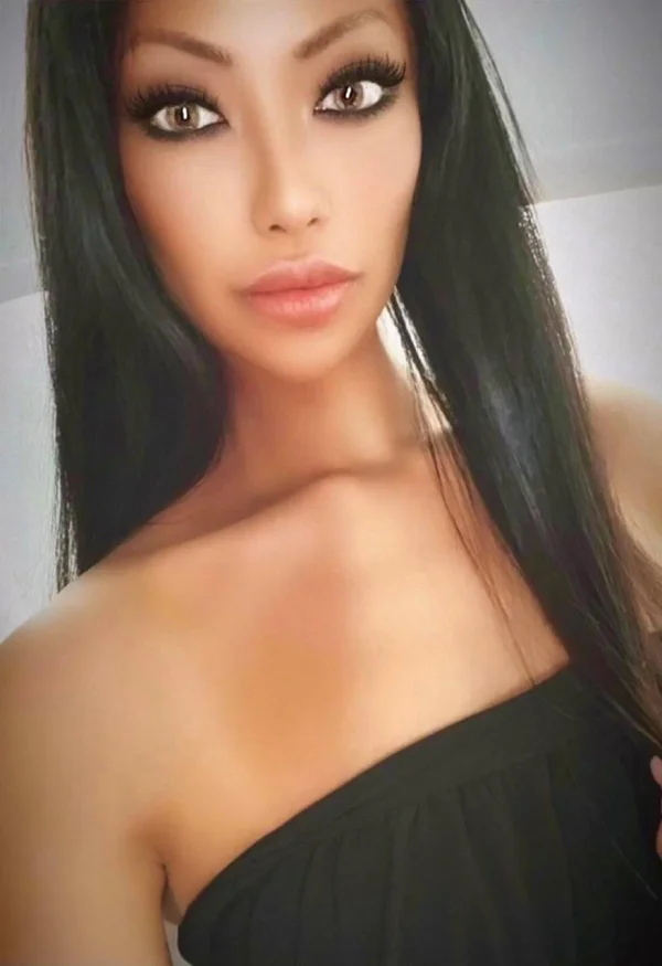 Angelina Grey looks very sexy in this escort selfie she has sent in 