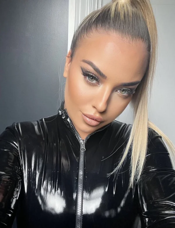 Blonde escort Candy looks very sexy in a black latex outfit 
