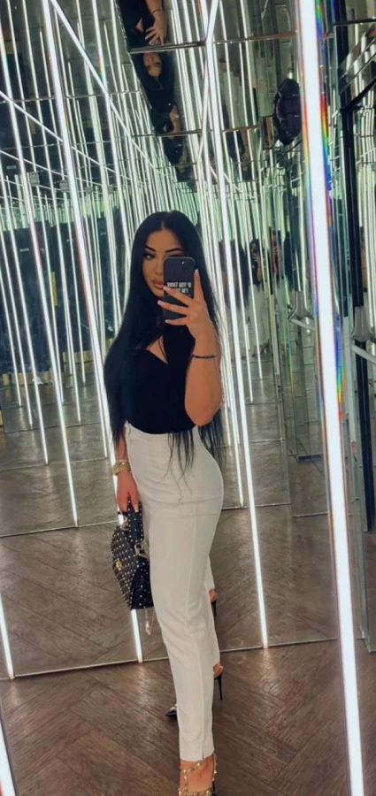 A very stylish London escort took this mirror selfie on holiday