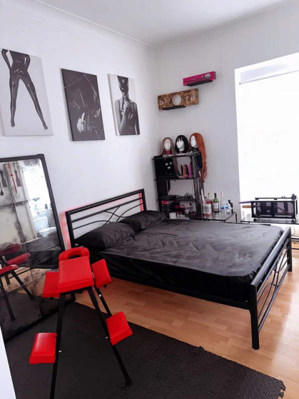 A picture of the room where Mistress Mia will dominate you 
