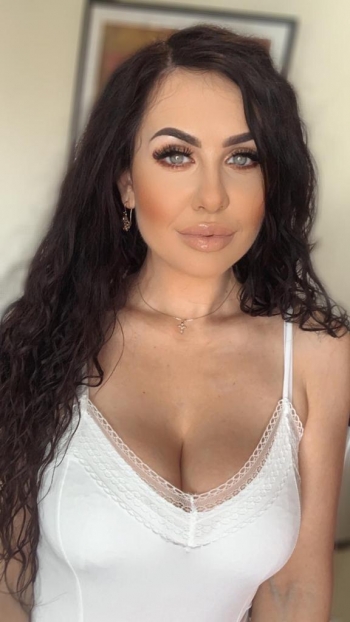 Sexy brunette selfie from Amira top class escort babe 