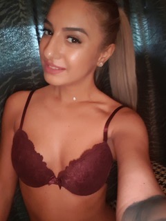 Blonde escort Carol showing off her chest in a very sexy selfie 