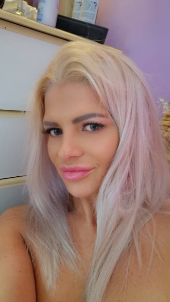 Crystals selfie at our London escort agency 