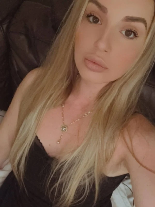 Caprices selfie gallery picture at Rachaels 