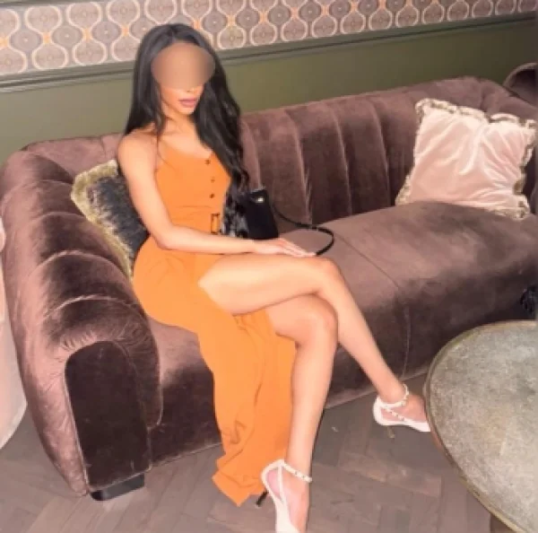 Ashas selfie gallery profile picture at this London escort agency 