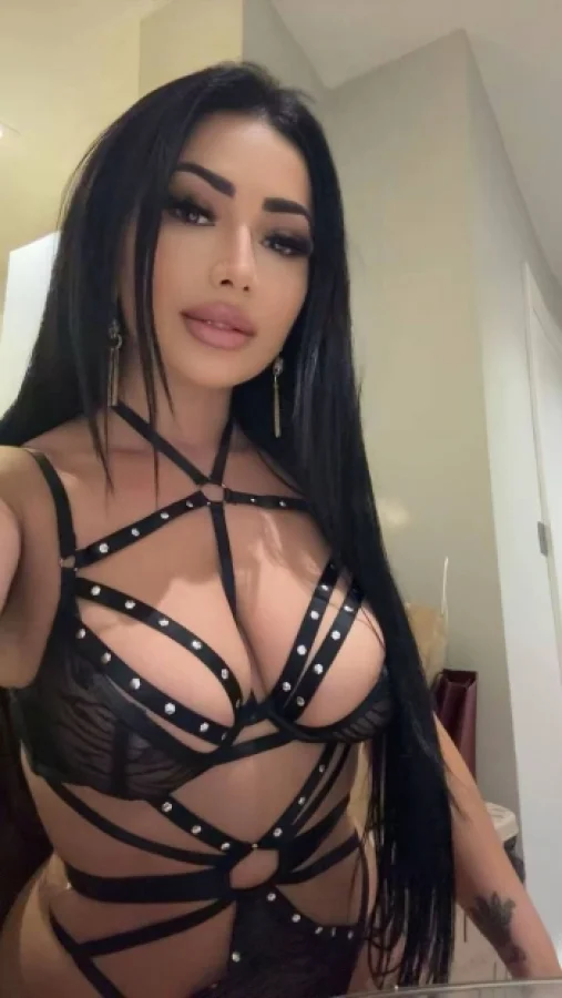 Selfie gallery profile picture of a brunette escort lady named Kim 