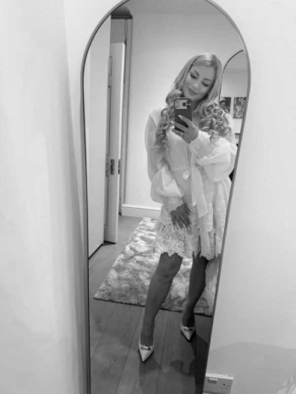 Black and white mirror selfie of Verity 