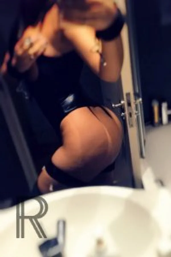Leyla taking a mirror selfie and showing you her ass 