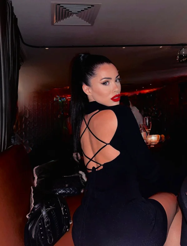 Red lips and a sexy back wow talk about a sexy London escort 