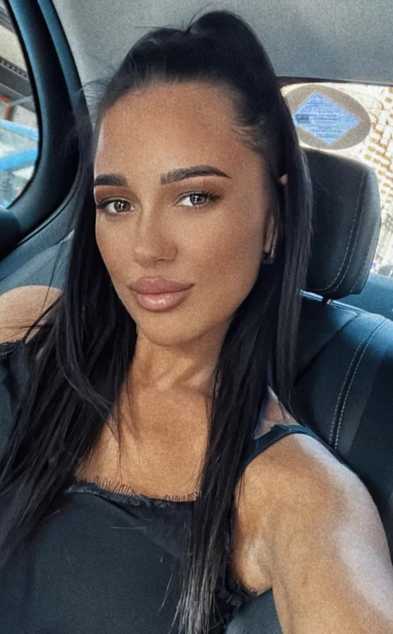 Car selfie of brunette escort Jodie 