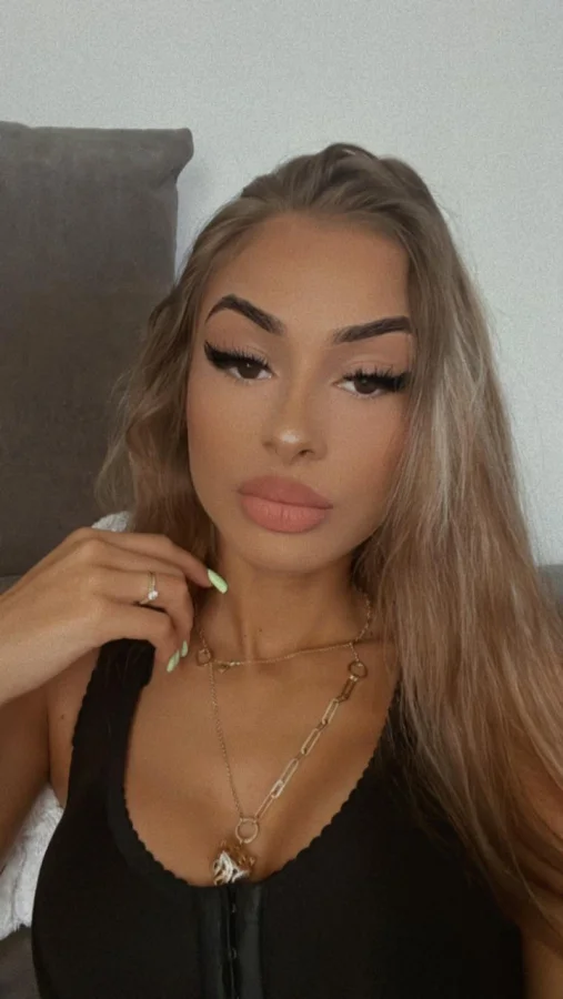 Esmae is showing off her very sexy lips in this picture 