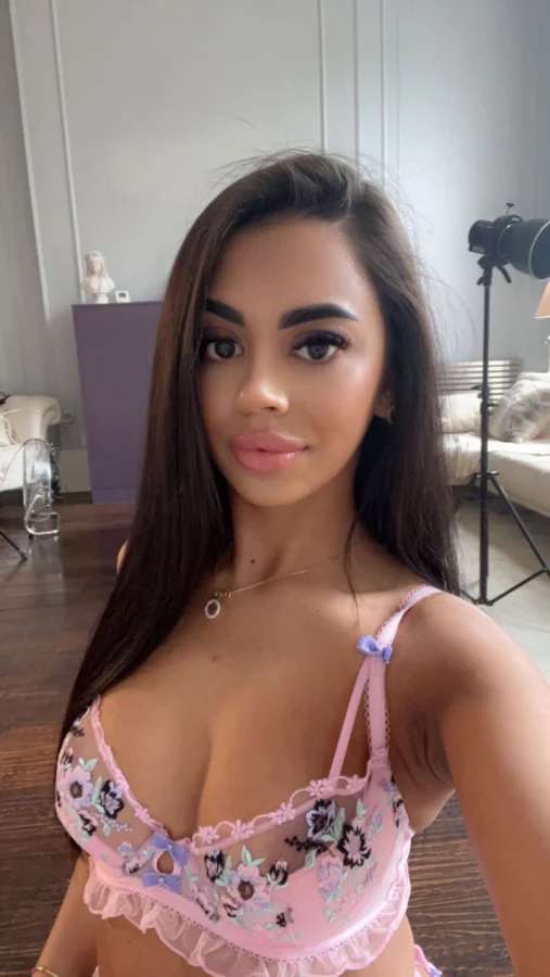 A selfie of brunette escort Soraya in a pink bra 