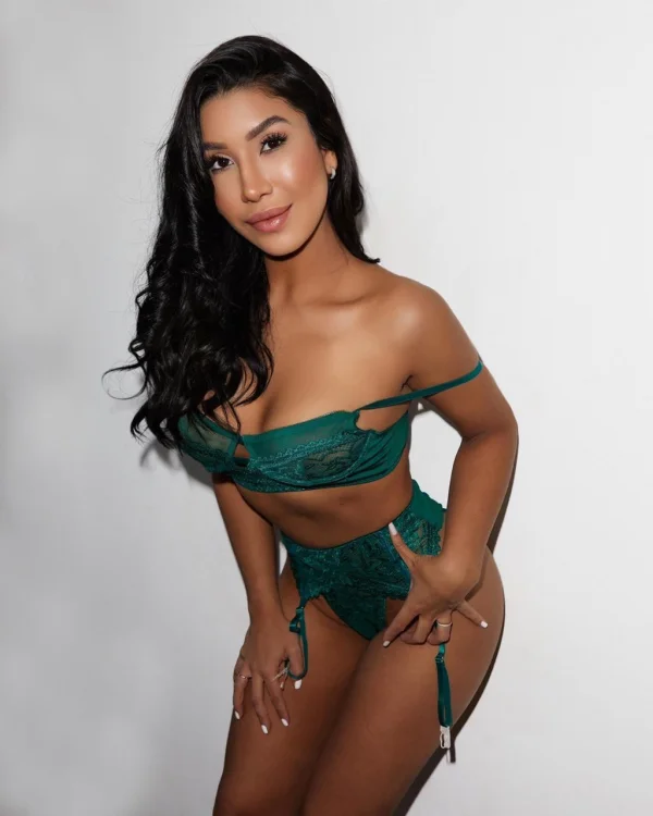A busty babe is looking sexy in green 