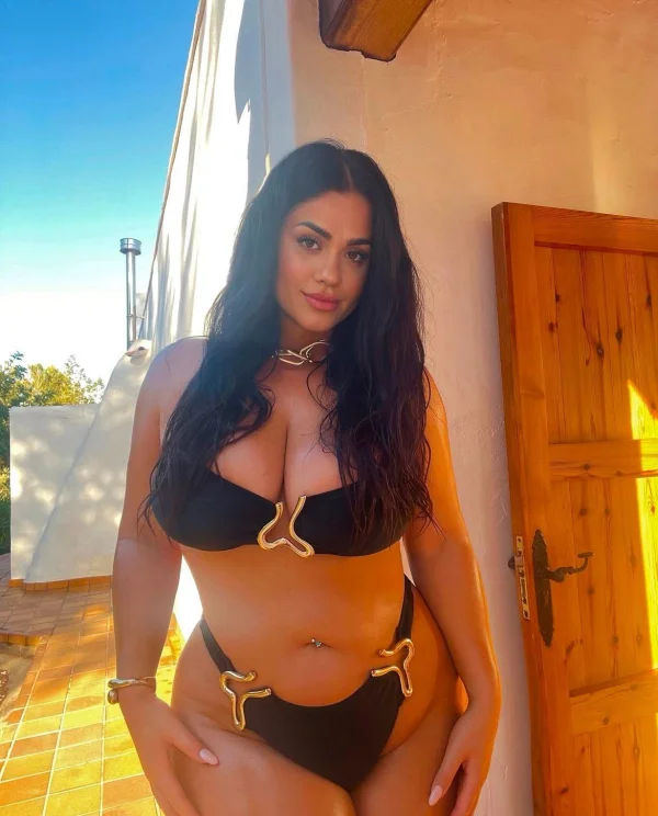 Brazilian escort with curves 