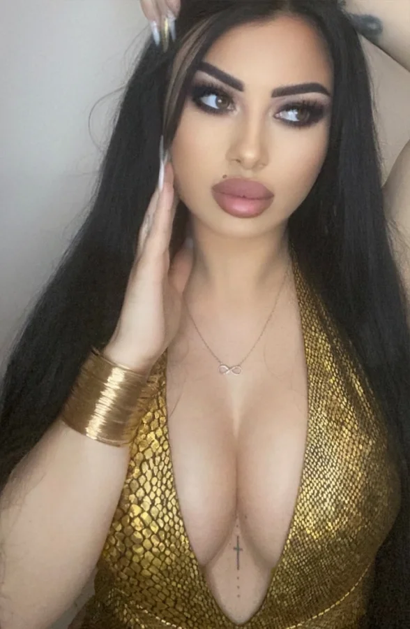 A brunette London escort who has very large lips perfect for blowjobs 