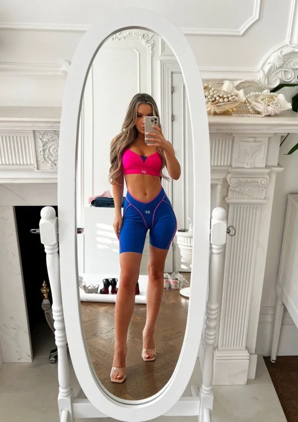 Erika is wearing a very sexy gym outfit in this picture 
