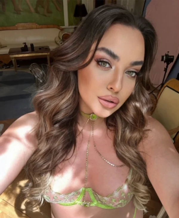 Candy has curly hair in this photo 
