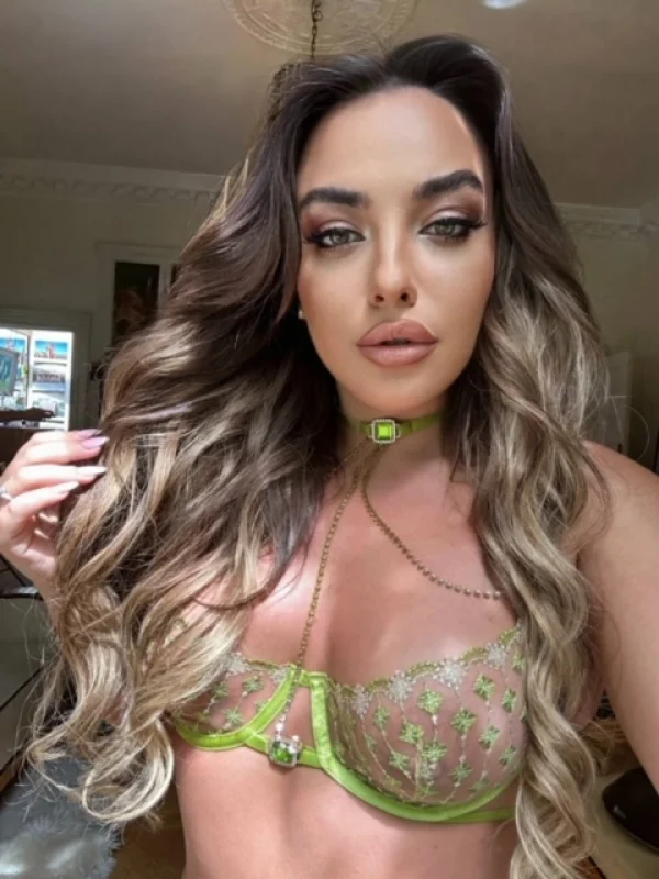 Blonde escort in London Candy has took this selfie of herself wearing a bra 