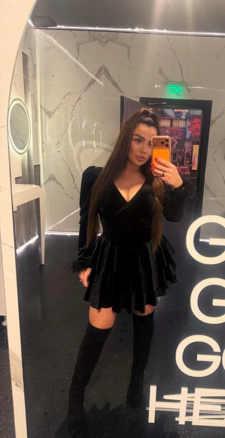 Woman wearing a all black outfit taking a selfie 