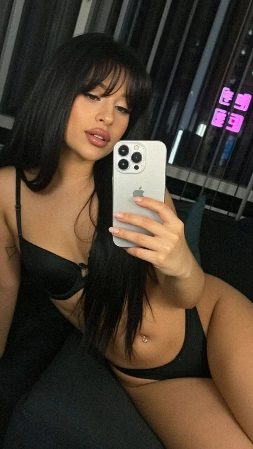 Tessa is taking a very sexy selfie 