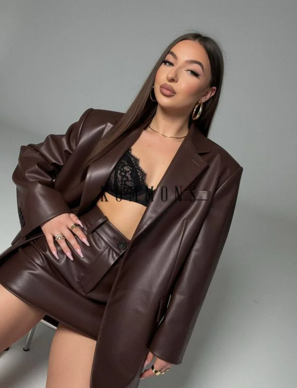 Dressed in brown leather this lady looks sexy