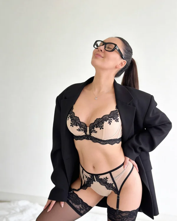 Mistress Lui showing off her sexy figure 