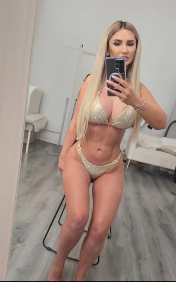 Selfie profile picture of a escort named Kelly